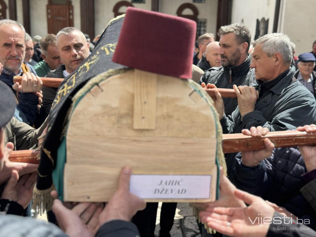 Video: Klanjana dženaza akademiku Dževadu Jahiću
