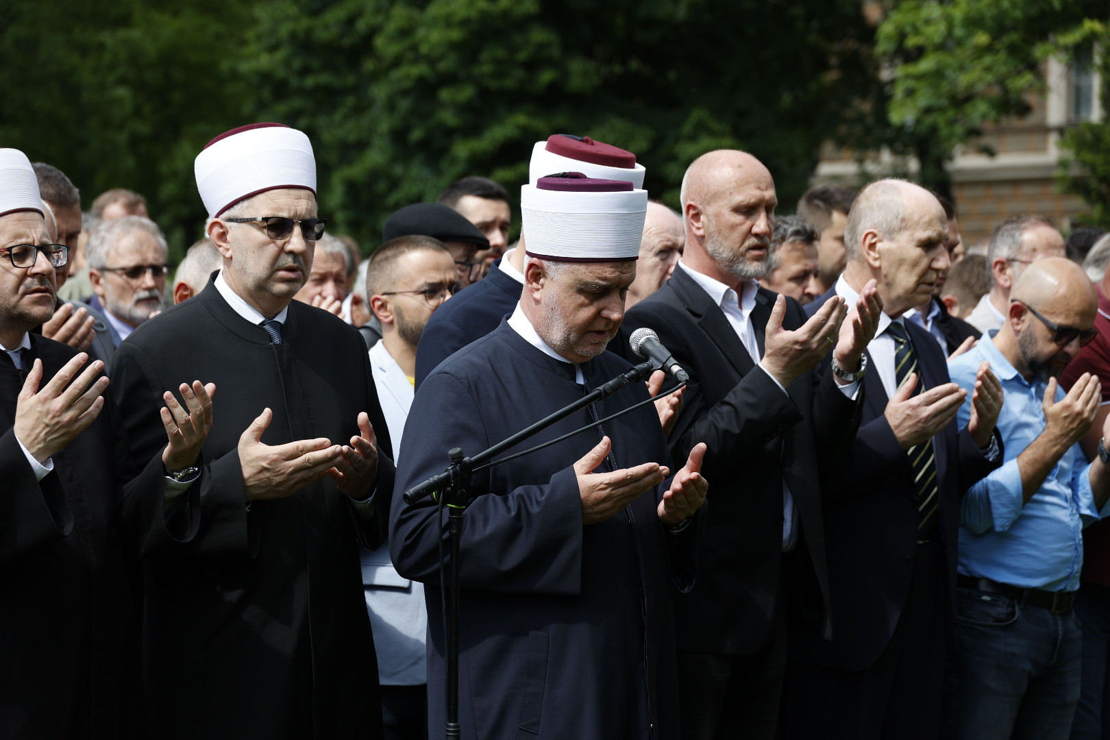 Klanjana dženaza akademiku i književniku Dževadu Karahasanu