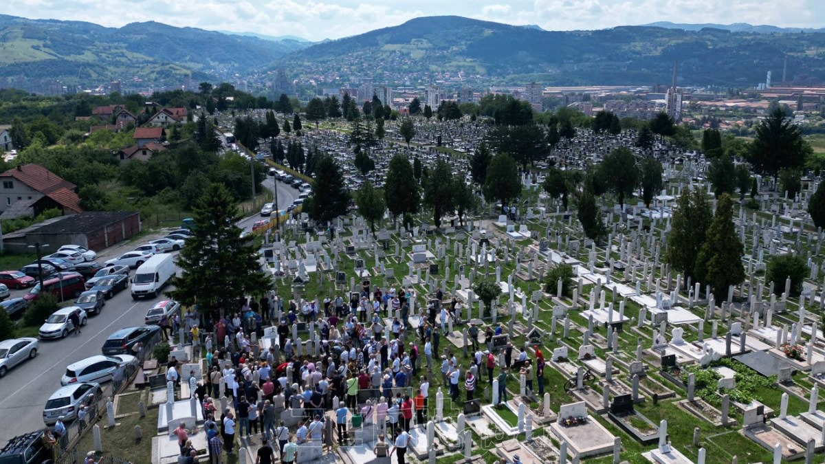 Klanjana dženaza Harisu Burini