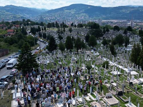 Klanjana dženaza Harisu Burini