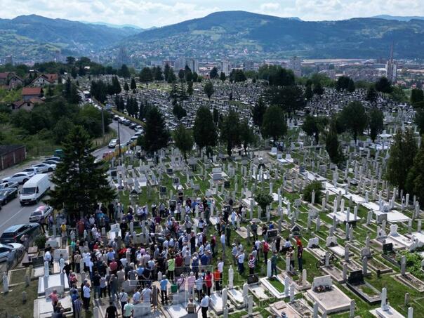 Klanjana dženaza Harisu Burini