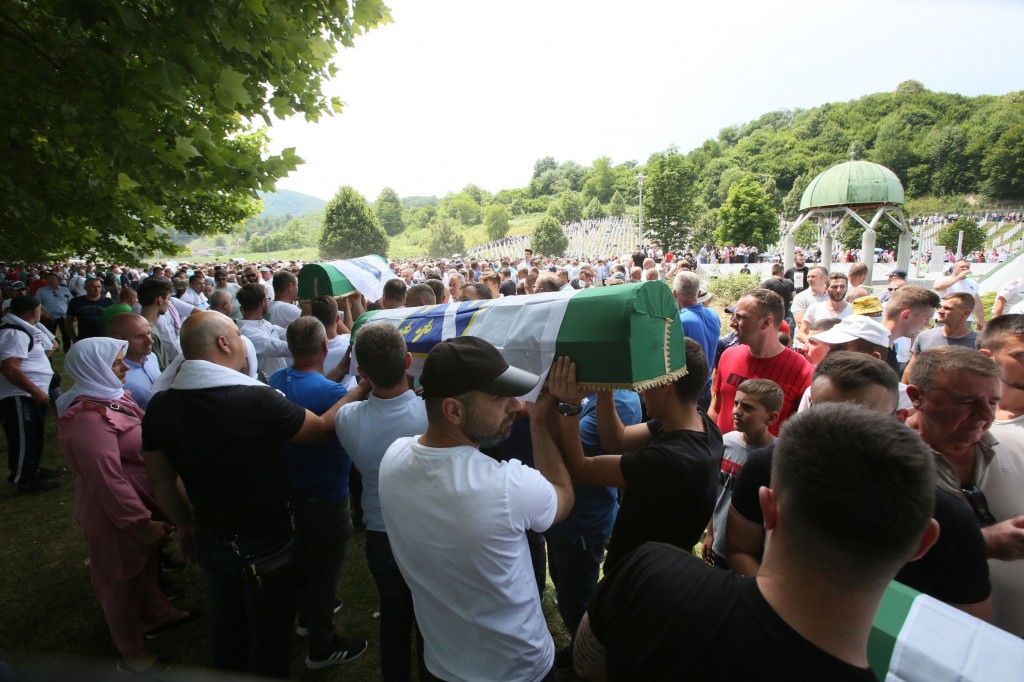 Klanjana dženaza i obavljen ukop 19 žrtava srebreničkog genocida