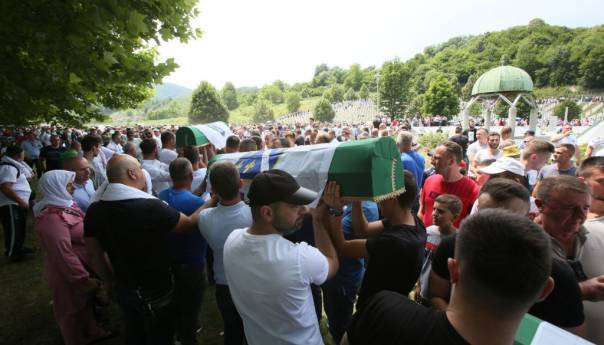 Klanjana dženaza i obavljen ukop 19 žrtava srebreničkog genocida