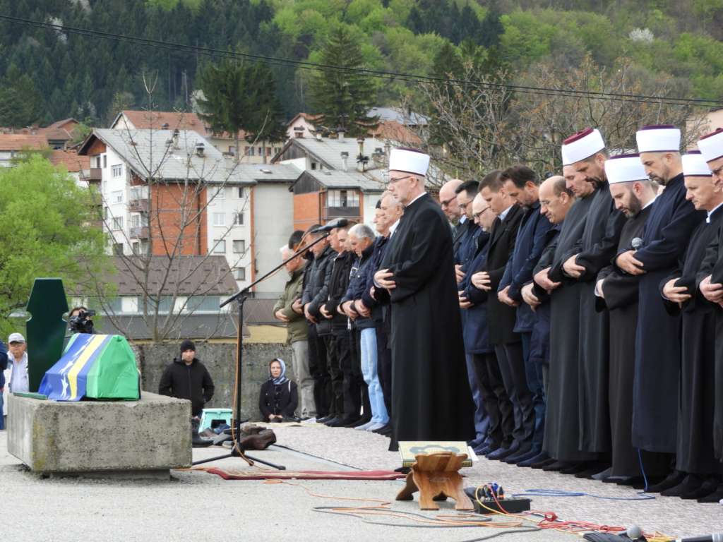 Klanjana dženaza na šehidskom mezarju Rakita žrtvi iz logora Sušica