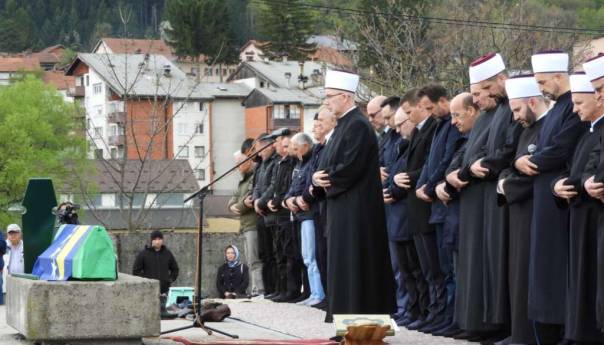 Klanjana dženaza na šehidskom mezarju Rakita žrtvi iz logora Sušica