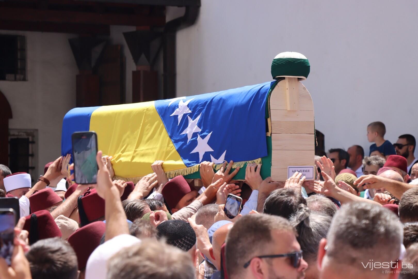 Klanjana dženaza šejhu Halilu Brzini u haremu Begove džamije