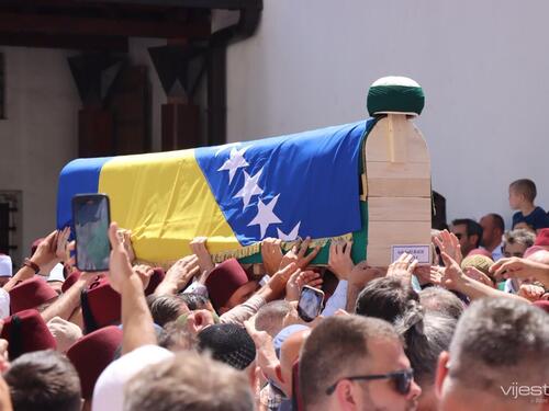 Klanjana dženaza šejhu Halilu Brzini u haremu Begove džamije