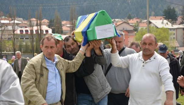 Klanjana kolektivna dženaza u Vlasenici, vječni smiraj pronašao 13-godišnji dječak