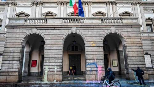 Klimatski aktivisti bacili boju na milansku opernu kuću La Scala