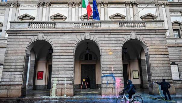 Klimatski aktivisti bacili boju na milansku opernu kuću La Scala