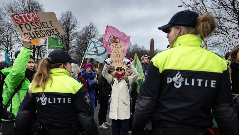 Klimatski aktivisti blokirali važnu cestu, policija ih 1000 uhapsila