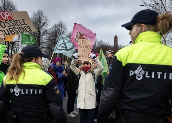 Klimatski aktivisti blokirali važnu cestu, policija ih 1000 uhapsila