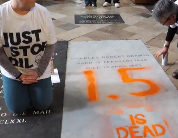 Klimatski aktivisti išarali grob Charlesa Darwina u Londonu