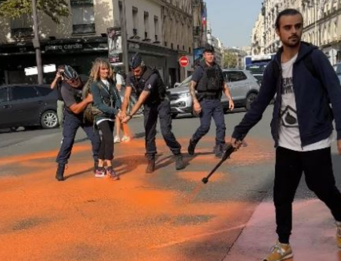 Klimatski aktivisti ofarbali trg u blizini Jelisejske palate u Parizu