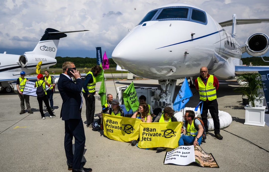 Klimatski aktivisti protestuju protiv privatnih aviona na aerodromu u Ženevi