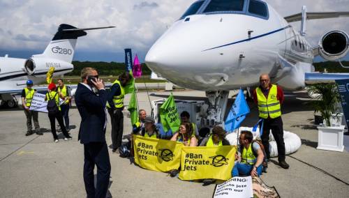 Klimatski aktivisti protestuju protiv privatnih aviona na aerodromu u Ženevi