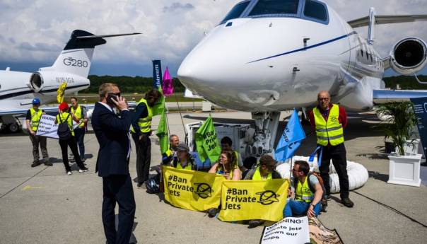 Klimatski aktivisti protestuju protiv privatnih aviona na aerodromu u Ženevi