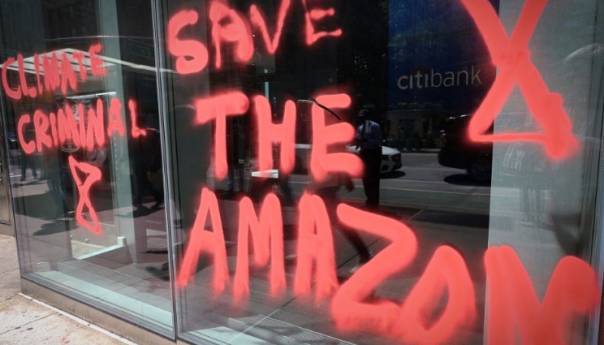 Klimatski aktivisti šarali zgrade američkih banaka