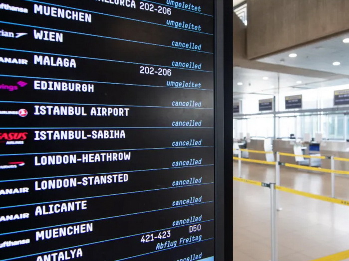 Klimatski aktivisti se zalijepili za pistu na aerodromu u Kölnu, otkazani letovi
