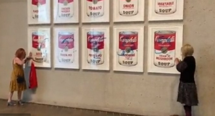 Klimatski aktivisti zalijepili se za Warholovu sliku u Canberri