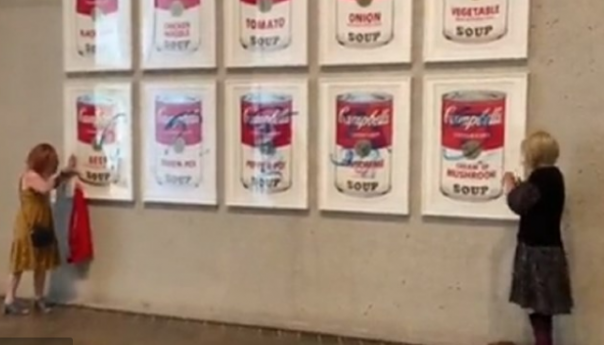 Klimatski aktivisti zalijepili se za Warholovu sliku u Canberri