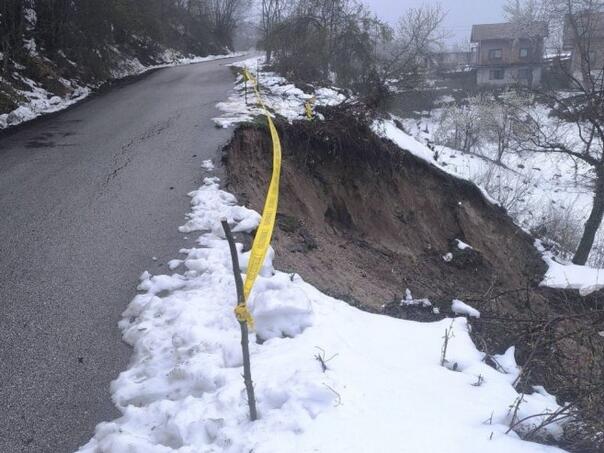 Klizište kod Snagova ugrozilo put Zvornik - Crni Vrh