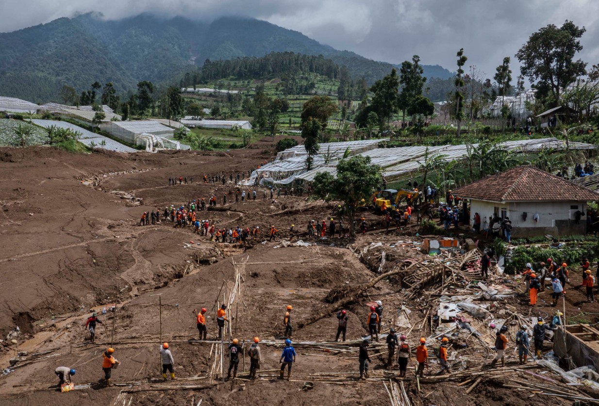 Klizište u Indoneziji odnijelo desetine života, potraga i dalje traje