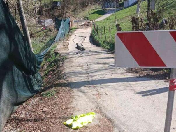 Klizište u Vogošći: Oko 100 kuća ostalo bez vode, uništena i cesta