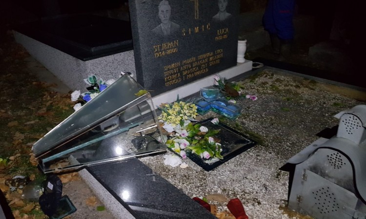 Klub Hrvata u Domu naroda FBiH osudio skrnavljenje katoličkog groblja u Tuzli