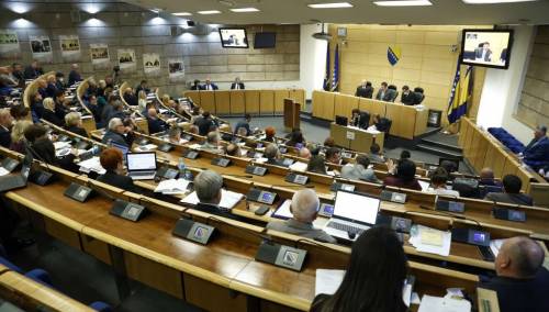 Klub SDA traži hitnu raspravu na Parlamentu zbog Schmidta