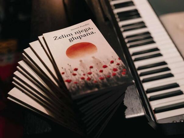 Ko je Džana, ime koje nosi knjigu Jasmina Porobića "Želim njega, glupana"