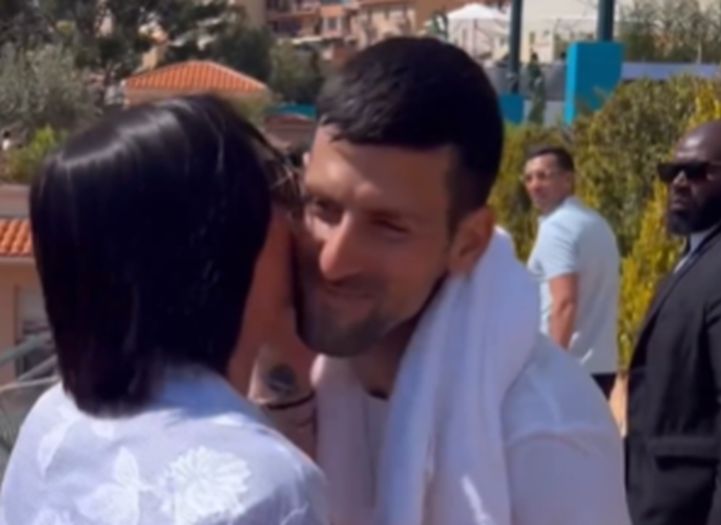 Ko je misteriozna djevojka koja je izljubila Đokovića prije meča?