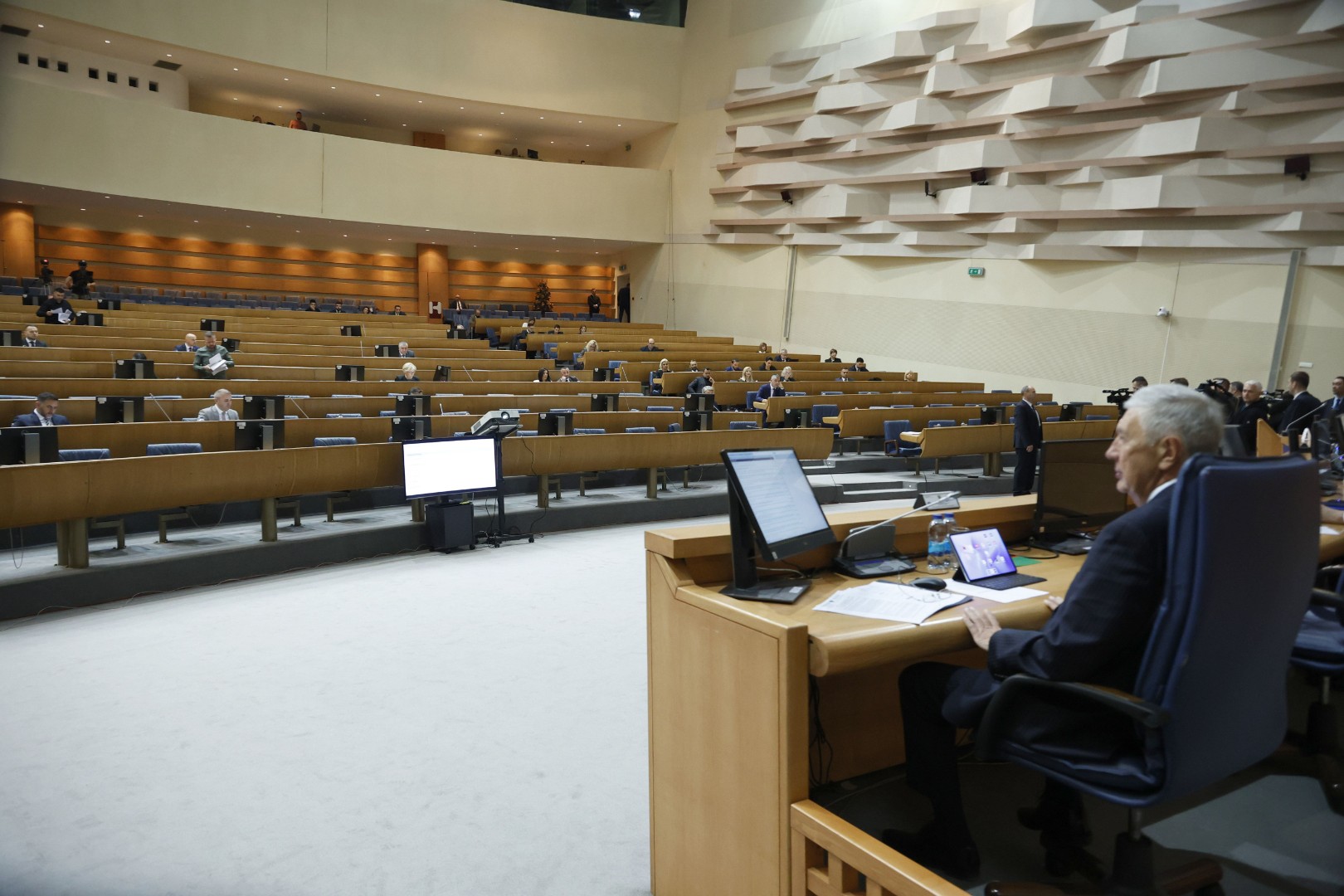 Ko je od zastupnika bio protiv zabrane kupovine zgrade od Radišića?