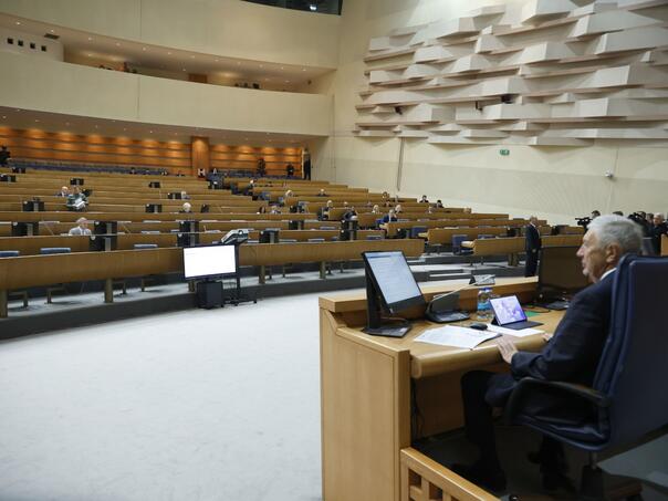 Ko je od zastupnika bio protiv zabrane kupovine zgrade od Radišića?