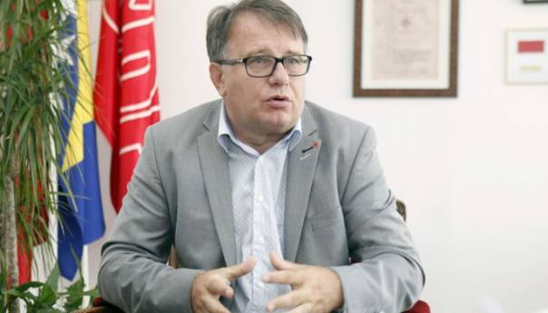 Ko još vjeruje u patriotsku priču SDA nakon džamijskih tuča i bolesnih junica