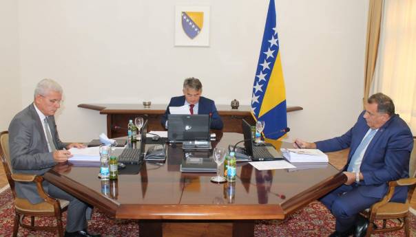 Ko 'koči' potpisivanje ugovora Islamske zajednice sa državom BiH?