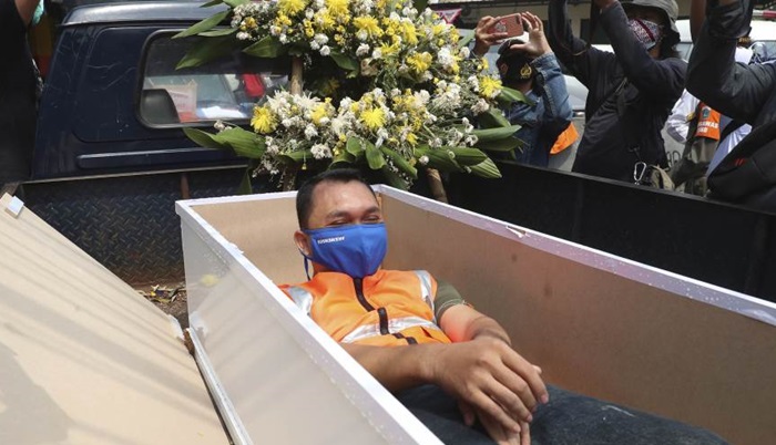 Ko neće da nosi masku, plaća kaznu ili mora da leži minut u mrtvačkom kovčegu