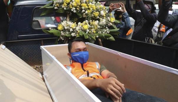 Ko neće da nosi masku, plaća kaznu ili mora da leži minut u mrtvačkom kovčegu