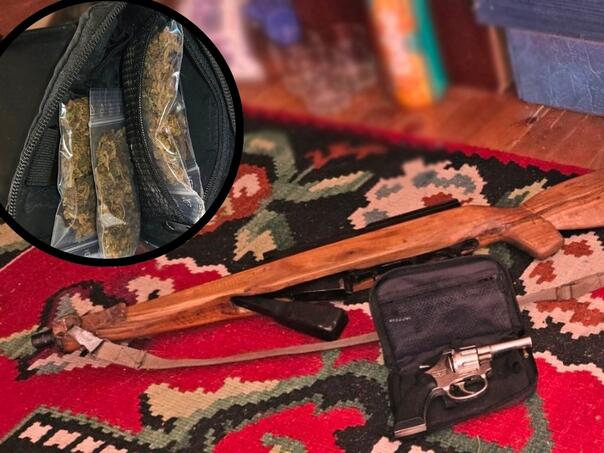 Kod 55-godišnjeg Travničanina pronađeno oružje, droga i novac