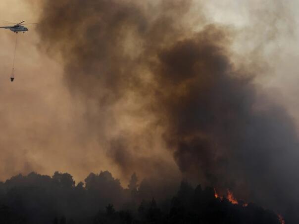 Kod Atine buknuo šumski požar, dignuta dva aviona i jedan helikopter