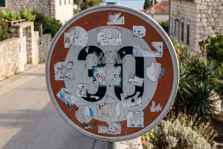 Kod Dubrovnika uhapšeni muškarci zbog lijepljenja stikera na ćirilici