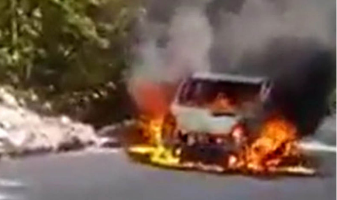 Kod Konjica: Izgorio kombi koji je prevozio turiste