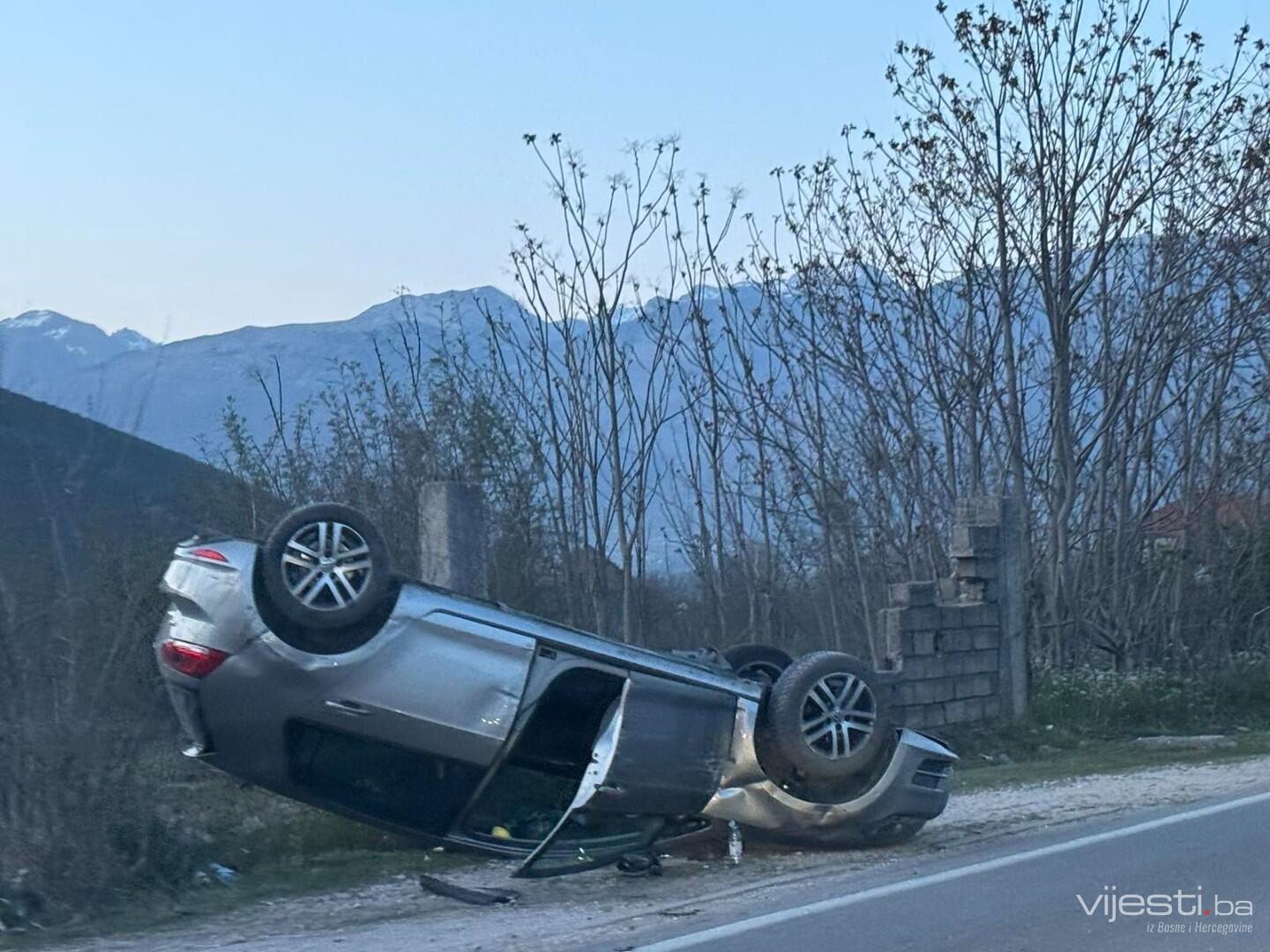 Kod Mostara se prevrnuo automobil, saobraćaj usporen