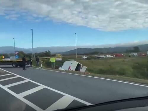 Kod Nove Gradiške se prevrnuo kombi s migrantima, vozač u bijegu