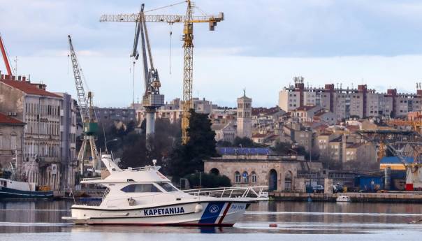 Kod Novigrada pronađena brodica nestalih ribara, ali ne i ribari