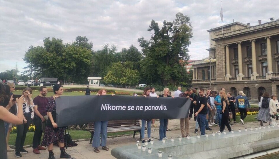 Kod Predsjedništva Srbije upaljene svijeće za žrtve genocida u Srebrenici