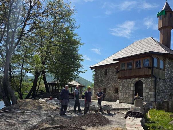 Kod slapova u Ripču uređuje se harem stare džamije iz osmanskog perioda