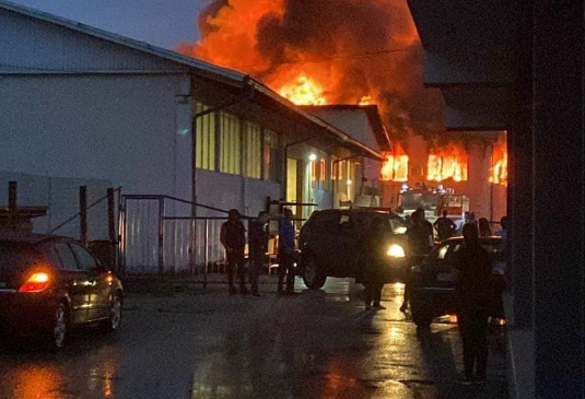 Kod Tešnja gori hala jedne firme, vatrogasci na terenu