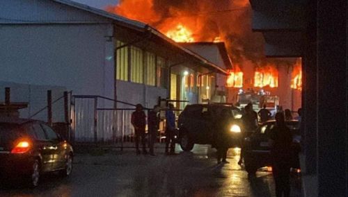Kod Tešnja gori hala jedne firme, vatrogasci na terenu