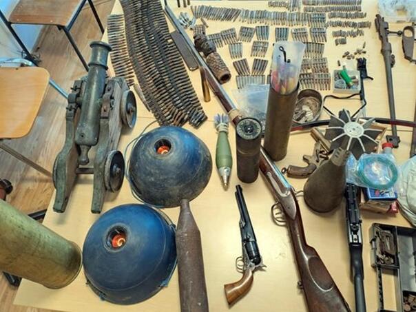 Kod tinejdžera u Splitu pronađena hrpa oružja